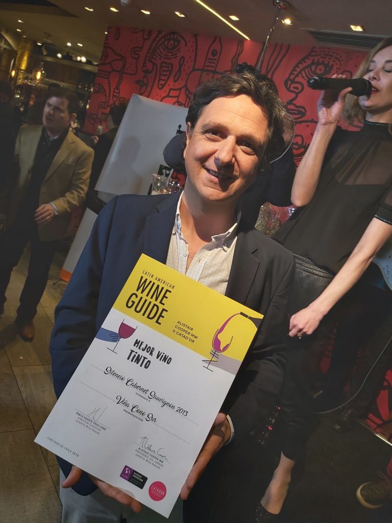 Matías Ríos, enólogo de Viña Cono Sur recibe premio al mejor de la Guia 2019.